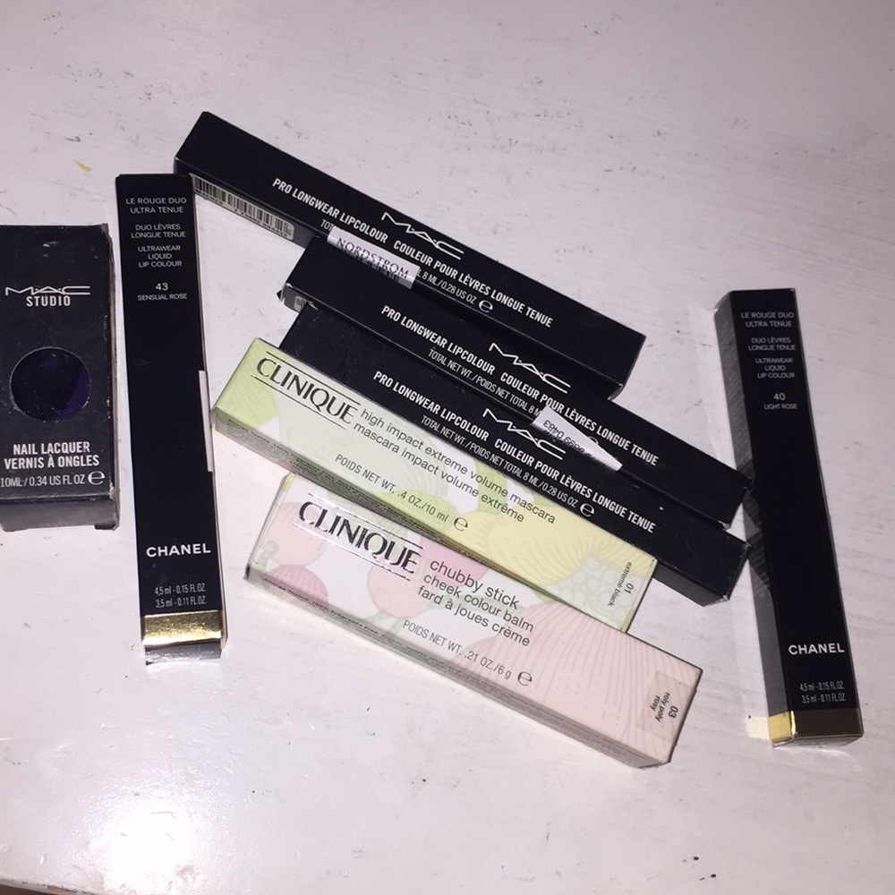 A bundle of awesome makeup!!